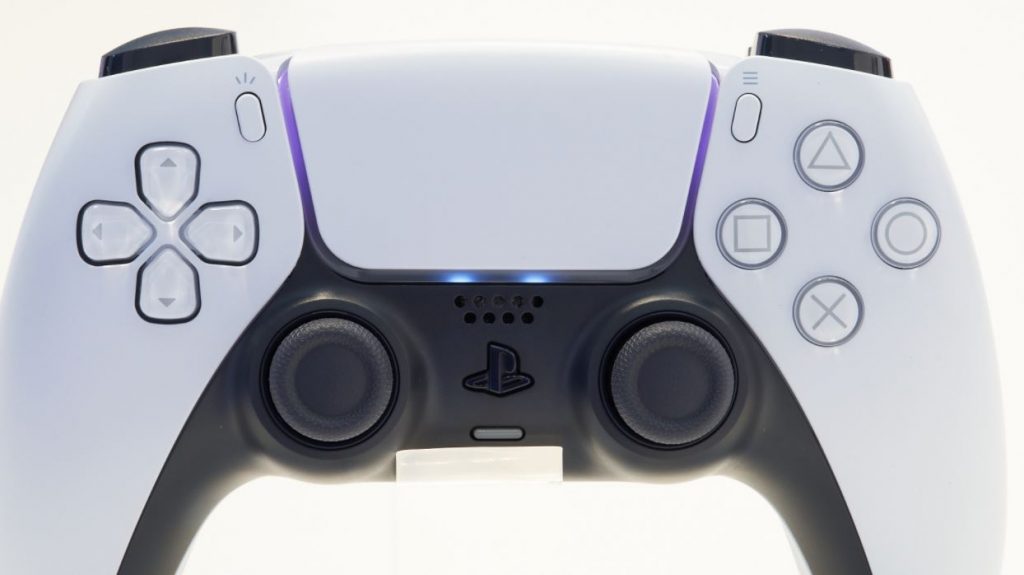 the-ps5-dualsenses-lights-can-change-color-similar-to-the-dualshock-4s-light-bar-3