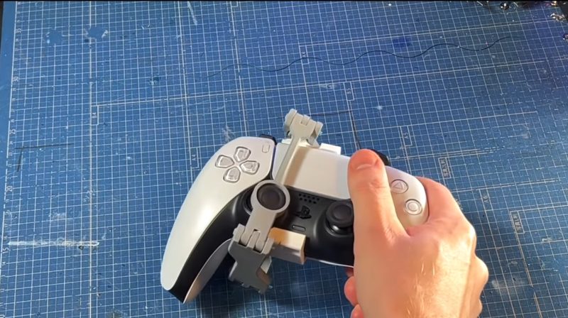 One-handed PS5 DualSense attachment – Akaki Controllers